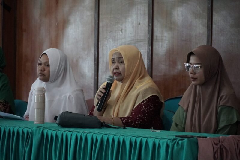 Kepala Bappeda Kabupaten Aceh Besar, Rahmawati SPd MSi, menyampaikan sambutannya pada penutupan Training Raya LK II, Latihan Khusus Kohati, dan Senior Course Tingkat Nasional yang diselenggarakan oleh HMI Cabang Banda Aceh, di Bapelkes Kota Jantho, Aceh Besar, Jumat (30/5/2025). FOTO/ MC ACEH BESAR