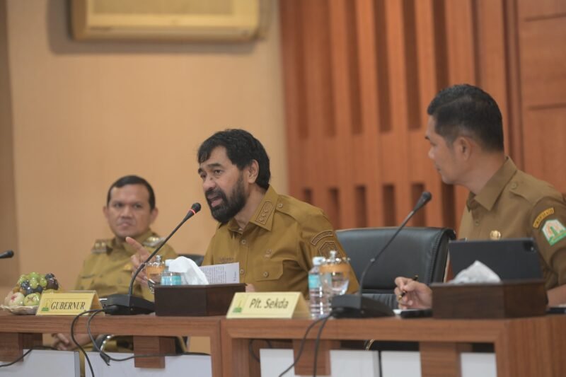 Gubernur Aceh H. Muzakir Manaf,di dampingi Wakil Gubernur Fadhlullah, Plt Sekda, M Nasir, S,IP, MPA meggelar rapat pimpinan (Rapim) Pemerintah Aceh dalam Rangka Membahas Percepatan Realisasi Anggaran APBA 2025 dan Pengadaan Barang dan Jasa Pemerintah Aceh yang dikutip para Asisten Setda Aceh Staf Alih Gebenur, dan kepala SKPA/Biro digrdung Serbaguna Setda Aceh