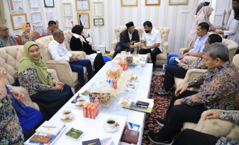 Gubernur Aceh Muzakir Manaf bertemu dengan Menteri Pekerjaan Umum Dody Hanggodo di Pendopo Wali Kota Banda Aceh, Rabu (25/6/2025).Foto.lst
