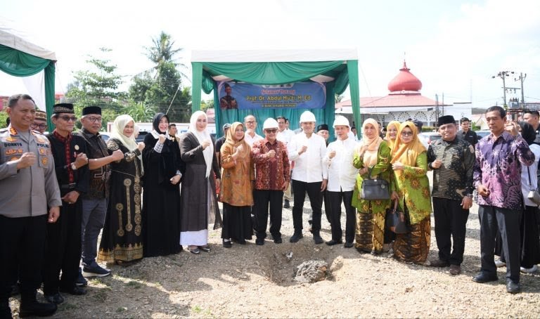 Wakil Gubernur Aceh, Fadhlullah, SE, foto bersama Menteri Pendidikan Dasar dan Menengah RI, Prof. Abdul Mu'ti, M.Ed, Bunda PAUD Aceh, Ny. Marlina Muzakir, dan Wali Kota Banda Aceh, Illiza Sa'aduddin Djamal, SE, usai meletakkan batu pertama pembangunan SMK Muhammadiyah Banda Aceh, Jum'at (27/6/2025).foto.lst