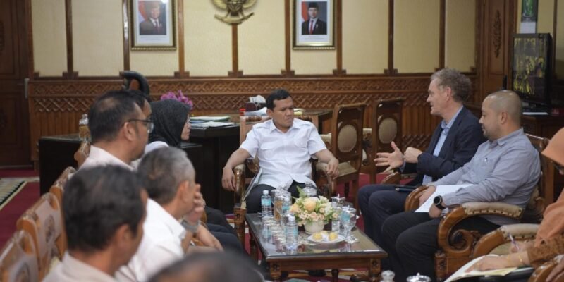 Wakil Gubernur Aceh, Fadhlullah, SE, didampingi Kepala SKPA/Biro terkait, saat menerima Audiensi Yayasan Inisiatif Dagang Hijau (YIDH) di Ruang Kerja Wakil Gubernur Aceh, Banda Aceh, Rabu, (14/5/2025).