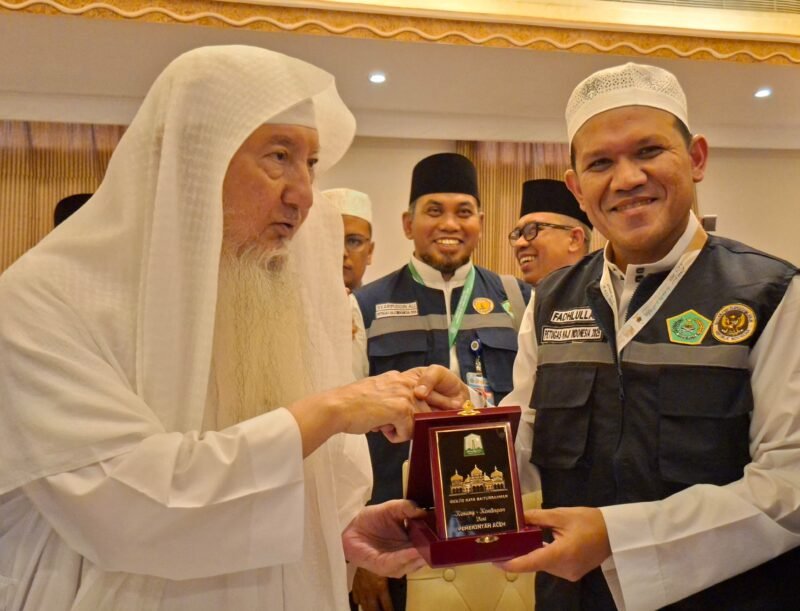 Wakil Gubernur Aceh, H. Fadlullah, menghadiri acara pembagian dana wakaf Habib Bugak dan silaturahmi jamaah calon haji Kloter BTJ 12 di Mekkah. Kegiatan ini berlangsung di Mushalla Hotel 910 Misfalah menjelang salat Ashar.Mekkah, Sabtu (31/5/2025)