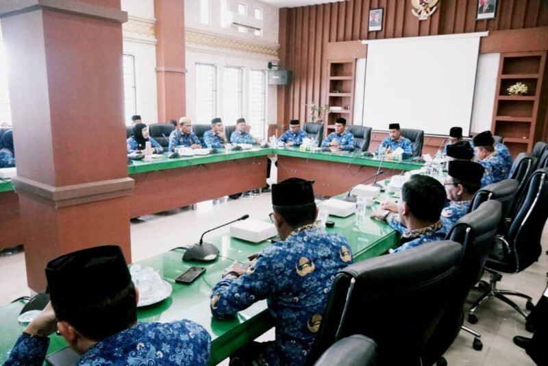 Bupati Aceh Besar, Muharram Idris, memimpin Rapat Pimpinan OPD, di Aula Bukhari Daud, Kantor Bupati Aceh Besar, Kota Jantho, pada Senin (2/6/2025). FOTO/MC ACEH BESAR