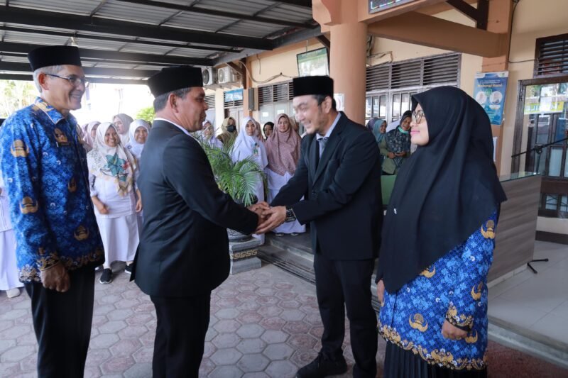 Bupati Aceh Besar Muharram Idris menyampaikan ucapan selamat kepada Direktur Rumah Sakit Umum Daerah (RSUD) Aceh Besar, di Teras RSUD setempat, Indrapuri, Senin (02/06/2025).
FOTO/PROKOPIM ACEH BESAR