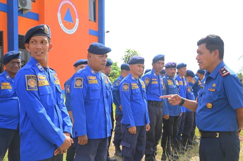 Kalaksa BPBD Aceh Besar menyampaikan arahannya saat evaluasi kinerja petugas Damkar BPBD Aceh Besar, di Pos Induk Sibreh, Aceh Besar, Selasa (3/6/2025). FOTO/ MC ACEH BESAR