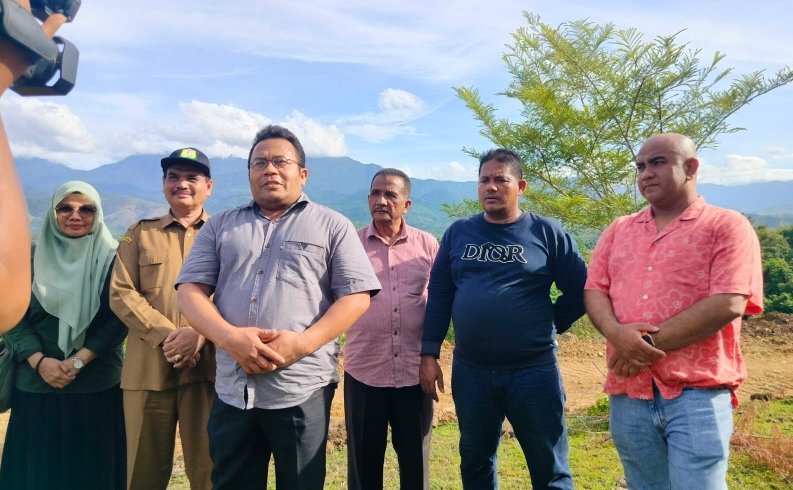 Caption Photo : Zulkifli Adam Walikota Sabang Terpilih. Kepala Dinas Pertanian Aceh Besar Jakfar, SP, M. Si bersama Bustaman Juned (Dan Bus) dan Ir. Saiful Tim Ekonomi Aceh Besar Di Kawasan Pengembangan Jagung  Glee Madat Gampong Bung Simek Kuta Cot Glie Aceh Besar, Selasa, 03/06/2025. Photo : Tim MC Aceh Besar.