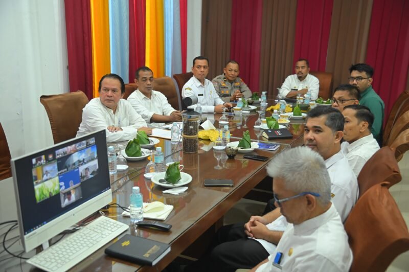 Asisten II Sekdakab Aceh Besar H. M. Ali, S.Sos., M.Si, bersama sejumlah pejabat terkait mengikuti Rakor Pengendalian Inflasi secara virtual bersama tim Kemendagri RI, di Gedung Dekranasda Aceh Besar, Kecamatan Ingin Jaya, Rabu, (4/6/2025). FOTO/MC ACEH BESAR