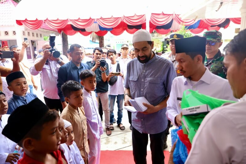 Gubernur Aceh, Muzakir Manaf, didampingi Bupati Aceh Barat Tarmizi, menyerahkan secara simbolis bantuan gubernur untuk 355 dari 1000 anak yatim di Aceh Barat, di Pendopo Bupati Aceh Barat, Rabu, 4/6/2025.