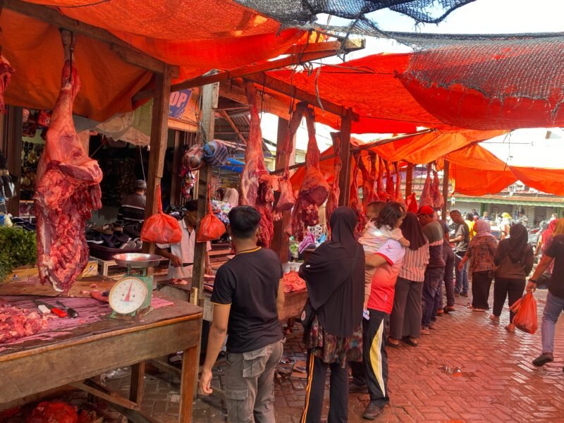 Para Pedagang daging di halaman Pasar Pagi Keutapang Dua, Gampong Lambheu, Kecamatan Darul Imarah, Kabupaten Aceh Besar, Rabu (4/6/2025).
FOTO/ MC ACEH BESAR