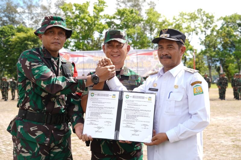 Wakil Bupati Aceh Besar Drs Syukri A Jalil bersama Kasdam Iskandar Muda Brigjen TNI Ayi Supriatna, S.I.P., M.M, saat penutupan TMMD di Lapangan Bungoeng Jeumpa, Kota Jantho, Rabu (04/06/2025)
FOTO/PROKOPIM PEMKAB ACEH BESAR