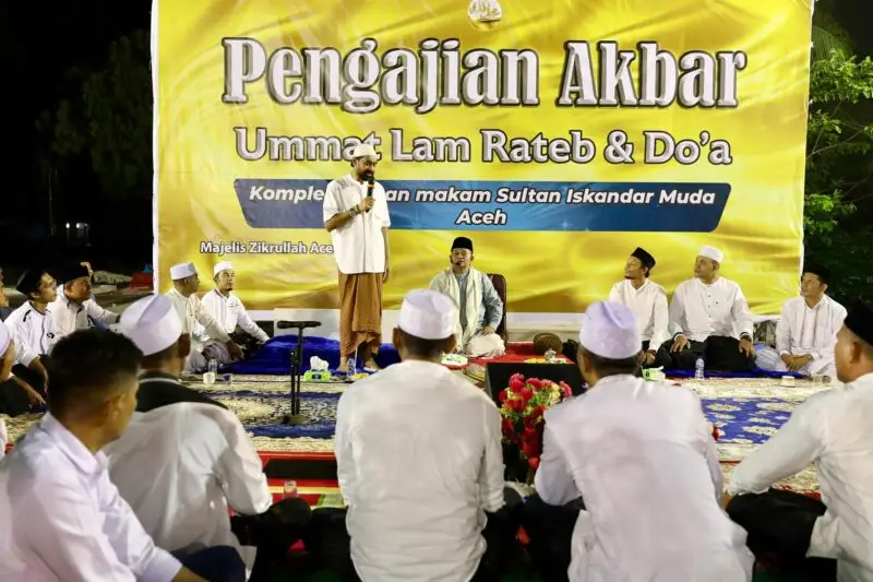 Gubernur Aceh, Muzakir Manaf, menghadiri pengajian akbar Umat Lam Rateb dan Doa yang digelar oleh Majelis Zikrullah Aceh di Kompleks Makam Sultan Iskandar Muda, Banda Aceh, pada Rabu malam, 4 Juni 2025.Foto: Dok, Biro Adpim Setda Aceh