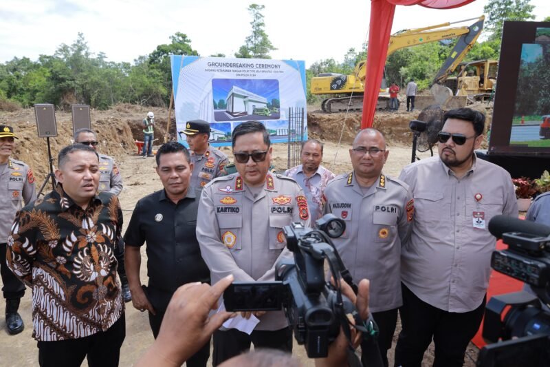 Bupati Aceh Besar Muharram Idris mendampingi Kapolda Aceh, Irjen Pol. Achmad Kartiko saat wawancara usai peletakan pembangunan Gudang Ketahanan Pangan Polri T. 654 Tahun 2025 berkapasitas 1.000 ton di Gampong Lamtamot, Kecamatan Lembah Seulawah, Aceh Besar, Kamis (5/6/2025). FOTO/PROKOPIM ACEH BESAR