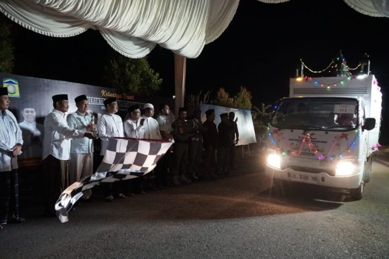 Wakil Bupati Aceh Besar Drs Syukri A Jalil, melepas rombongan pawai takbir Idul Adha 1446 H, di pelataran Masjid Agung Al-Munawwarah, Kota Jantho, Kamis (5/6/2025) malam. FOTO/ MC ACEH BESAR