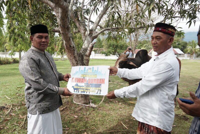 Bupati Aceh Besar H Muharram Idris (Syech Muharram) secara simbolis menyerahkan hewan qurban, di Masjid Agung Al-Munawwarah Kota Jantho, Aceh Besar, Jumat (6/6/2025). FOTO/ MC ACEH BESAR