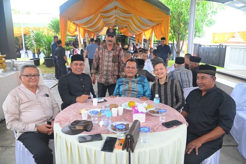 Bupati Aceh Besar Muharram Idris menyambut tamu saat open house dirumah pribadinya di Gampong Ajuen Lam Hasan, Kecamatan Peukan Bada, Minggu (5/8/2025). FOTO/MC ACEH BESAR