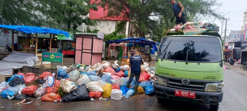 Petugas DLH Aceh Besar membersihkan tumpukan sampah ilegal di Pasar Keutapang, Senin (9/6/2025). FOTO/ MC ACEH BESAR