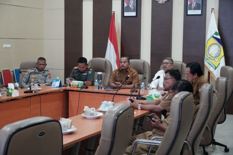 Asisten II Sekdakab Aceh Besar HM Ali S.Sos MSi, didampingi unsur Forkopimda, Kepala OPD dan Anggota, TPID Aceh Besar mengikuti Rakor Pengendalian Inflasi secara virtual zoom di Ruang Rapat Kantor Bupati, Kota Jantho, Selasa (10/06/2025).
FOTO/MC ACEH BESAR