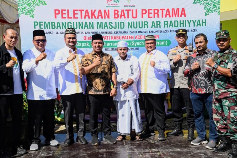 Bupati Aceh Besar, H Syech Muharram Idris foto bersama Forkopincam dalam cara Peletakan Batu Pertama Pembangunan Masjid Nuur AR Radhiyyah RSU Putri Bidadari Aceh di Gampong Lamreung, Kecamatan Darul Imarah, Aceh Besar, Jumat (13/06/2025). FOTO/MC ACEH BESAR