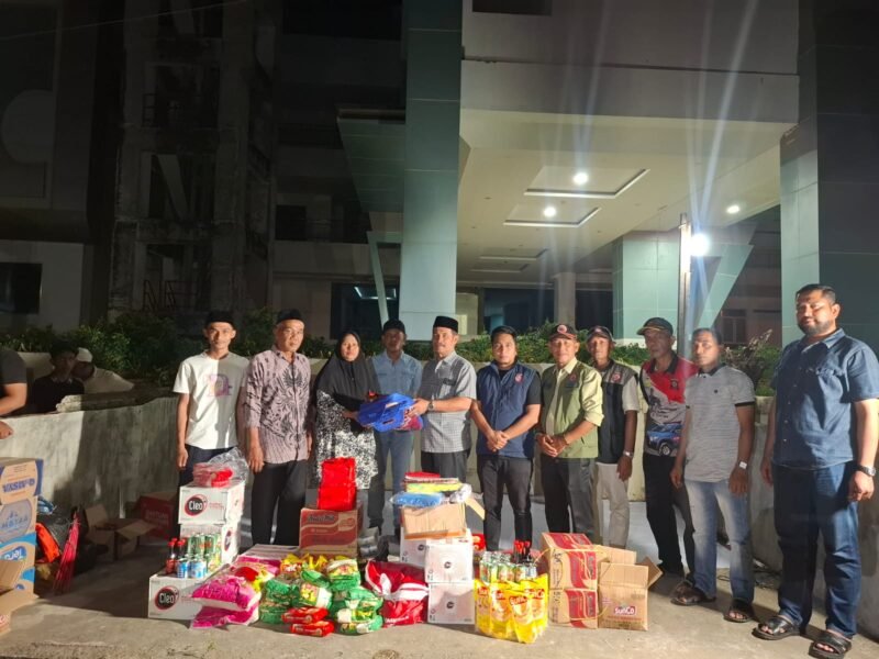 Wakil Bupati Aceh Besar, Drs, Syukri A Jalil, didampingi Kalaksa BPBD Aceh Besar, Ridwan Jamil, Ssos, MSi, dan Kepala Dinas Sosial Aceh Besar, Aulia Rahman, SSTP, MSi, menyerahkan bantuan masa panik untuk korban kebakaran di Gampong Limpok, Kecamatan Darussalam, Kamis (12/6/2025). FOTO/DOK DINSOS ACEH BESAR