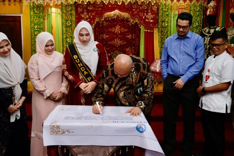 Bunda PAUD Aceh Marlina Usman menerima kunjungan Eko Susanto, Sekretaris Direktorat Jenderal Pendidikan Anak Usia Dini, Pendidikan Dasar, dan Pendidikan Menengah Kemendikdasmen, di Meuligoe Gubernur Aceh, Jumat (13/6/2025). Dalam pertemuan ini, Marlina turut menandatangani deklarasi memperkuat sistem pendidikan nasional.