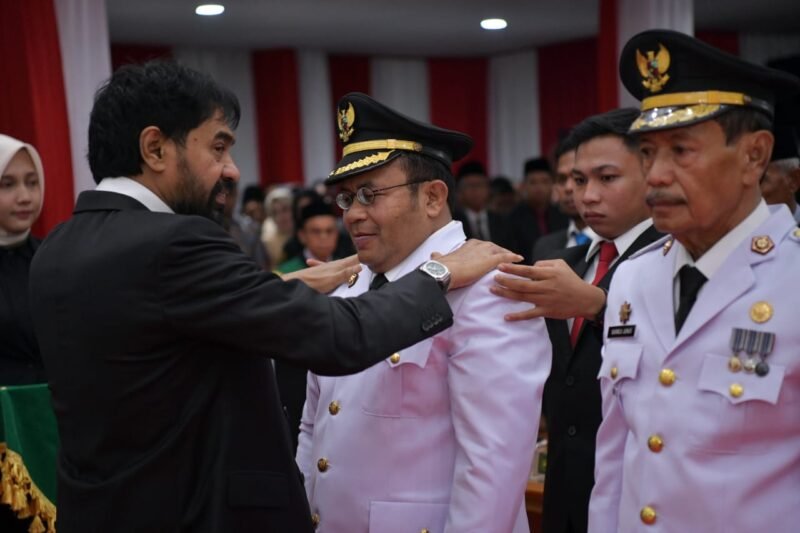 Gubernur Aceh, Muzakir Manaf mengambil sumpah jabatan dan melantik Zulkifli H. Adam sebagai Walikota dan Drs. H. Suradji Junus sebagai Wakil Walikota Sabang Periode 2025-2030 pada Rapat Paripurna DPRK Sabang, di kantor DPRK Sabang, Sabtu, 14/06/2025. Foto : Dok. Biro Adpim Setda Aceh