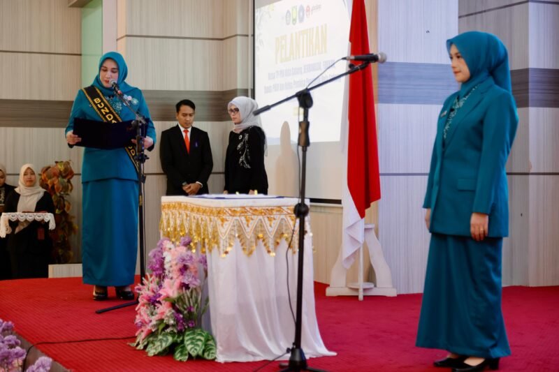 Ketua Tim Penggerak PKK Aceh, Marlina Muzakir, melantik Nuri Zulkifli sebagai    Ketua TP PKK Kota Sabang, Ketua Dekranasda, Forikan, Bunda PAUD dan Ketua Pembina Posyandu Kota Sabang masa jabatan 2025-20230, di Aula Kantor Wali Kota Sabang, Sabtu, (14/6/2025).