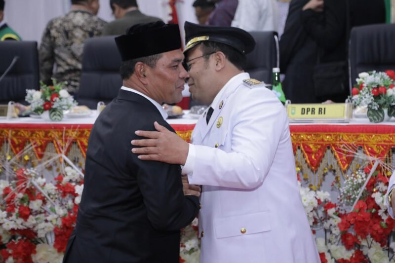 Bupati Aceh Besar, H Syech Muharram Idris memberikan ucapan selamat kepada Wali Kota dan Wakil Wali Kota Sabang Masa Jabatan Tahun 2025-2030, usai dilantik oleh Gubernur Aceh di Gedung DPRK Kota Sabang, Sabang, Sabtu (14/06/2025).
FOTO/PROKOPIM PEMKAB ACEH BESAR