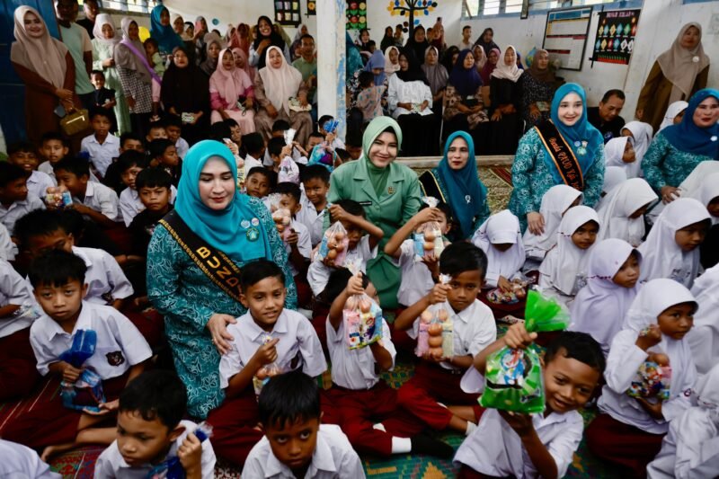 Bunda PAUD Aceh, Marlina Muzakir, didampingi Bunda PAUD Aceh Selatan, Nafisah Mirwan mensosialisasikan pola makan sehat berbasis B2SA, yakni Beragam, Bergizi, Seimbang, dan Aman di SD Negeri 2 Manggamat, Kecamatan Kluet Tengah, Kabupaten Aceh Selatan, Senin 16/6/2025 (Foto:Dok, Biro Adpim Setda Aceh)