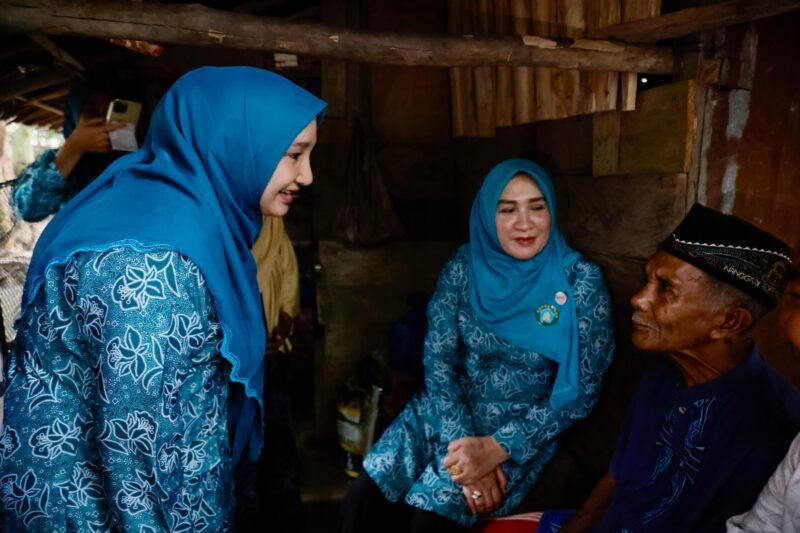 Marlina meninjau langsung gubuk kayu yang ditempati M. Saleh (70) dan istrinya, Anisah di Gampong Trieng Meuduro Baroh, Kecamatan Sawang, Aceh Selatan, Senin 16/6. Pasangan lansia itu tinggal dengan kondisi rumah gubuk berlantaikan tanah dan atap rumbia yang nyaris roboh.