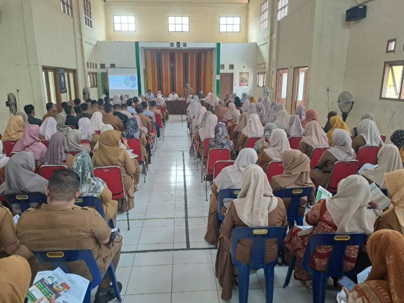 Kabid GTK, Dr Agus Jumaidi MPd foto bersama pada Sosialisasi Pembiayaan Rumah bagi Guru TK, SD, SMP se Aceh Besar, di Aula SMPN 3 Ingin Jaya, Aceh Besar, Senin (16/6/2025)
FOTO/ MC ACEH BESAR