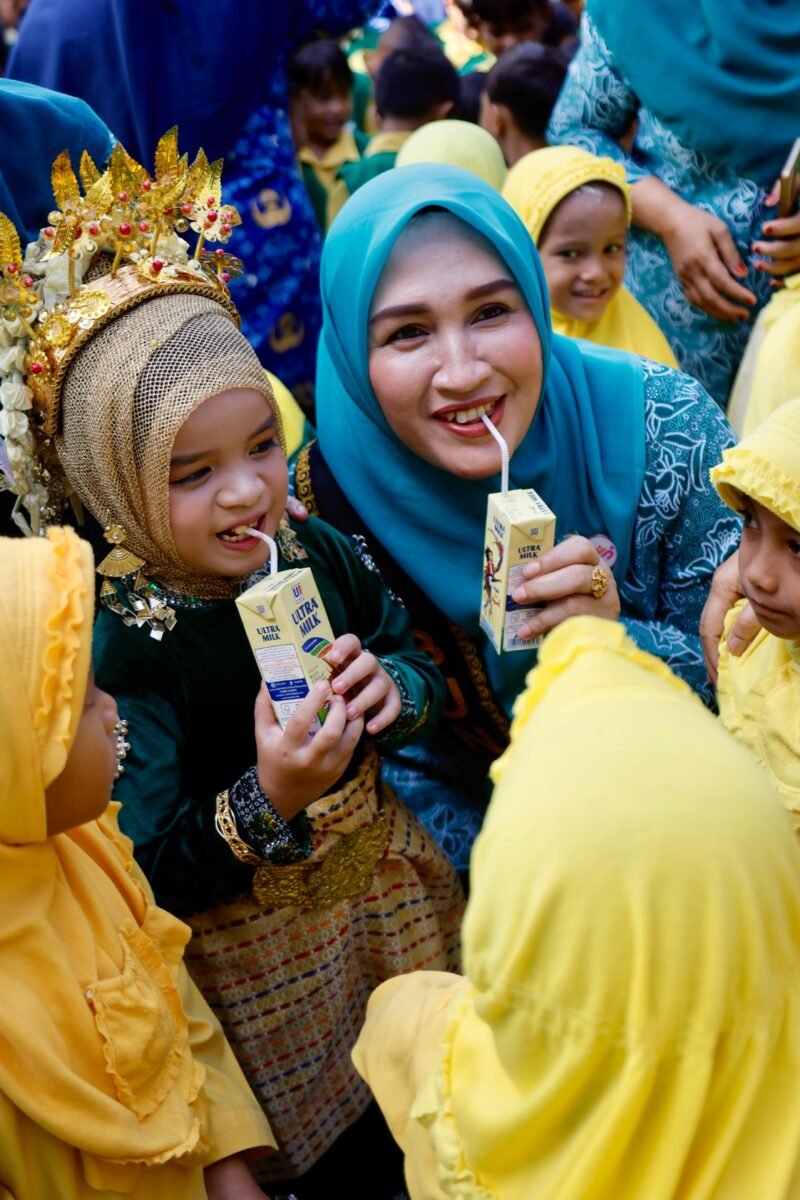 Bunda PAUD Aceh, Marlina Muzakir, didampingi oleh istri Wakil Bupati Aceh Barat Daya (Abdya), mensosialisasikan pola makan sehat berbasis B2SA—Beragam, Bergizi, Seimbang, dan Aman—kepada para guru, orang tua, dan murid di TK Aisyiyah Blangpidie, Abdya, pada Selasa (17/6/2025).
