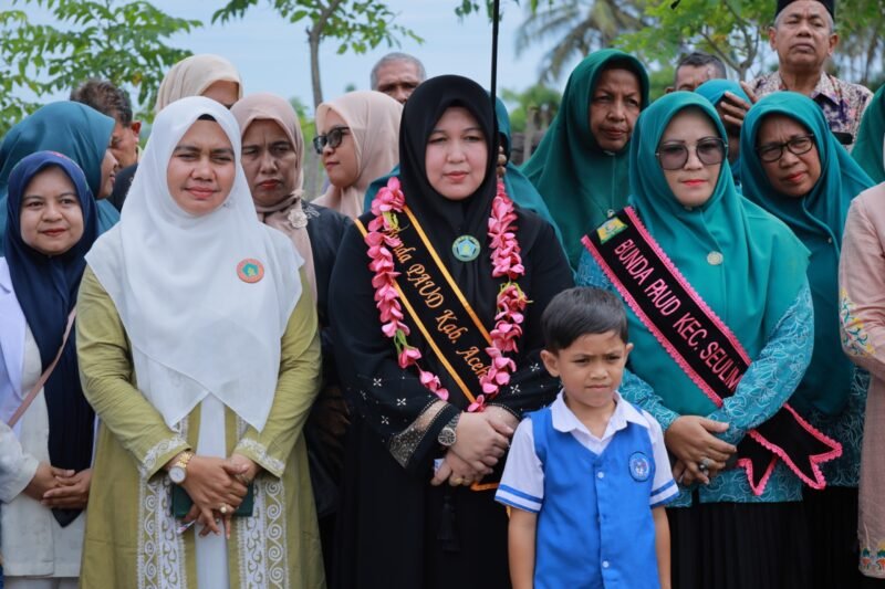 Bunda Paud Aceh Besar Hj Rita Mayasari mengunjungi PAUD Negeri Pembina Seulimeum, di Gampong Pulo, Kemukiman Lamteuba, Kecamatan Seulimeum, Kabupaten Aceh Besar, Selasa (17/6/2025). FOTO/ MC ACEH BESAR