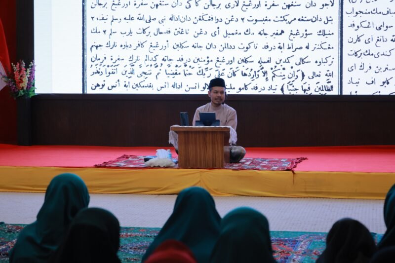 Ustadz Masrul Aidi menyampaikan tausiahnya, pada halaqah pengajian rutin yang digelar TP PKK Kabupaten Aceh Besar, di Meuligo Bupati Aceh Besar, Kota Jantho, Selasa (17/6/2025). FOTO/ MC ACEH BESAR