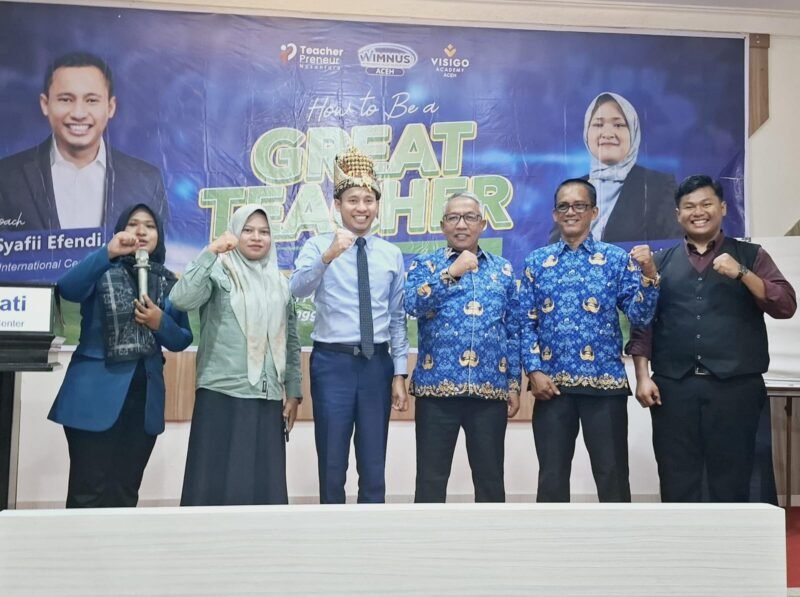 Asisten I Sekdakab Aceh Besar Farhan AP foto bersama motivator Syafii Efendi Aula Permata Hati, Meunasah Manyang, Kecamatan Ingin Jaya, Selasa (27/06/2025).
FOTO/MC ACEH BESAR