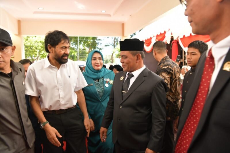 H. Muharram Idris Bupati Aceh Besar Terlibat Obrolan Dengan H. Muzakir Manaf (Mualem),  Ketika Prosesi Pelantikan Walikota dan Wakil Walikota Sabang., Photo : Dok. Tim MC Aceh Besar.
