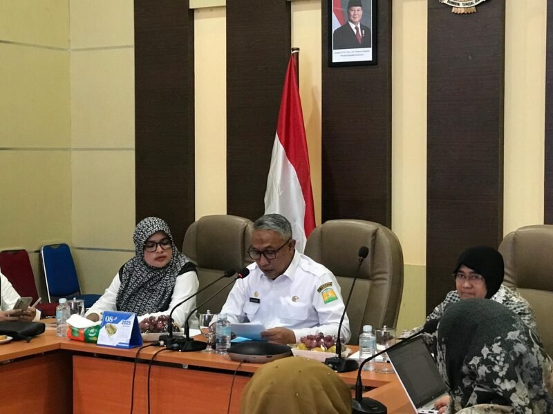 Asisten I Sekdakab Aceh Besar Farhan AP sambut kunjungan Tim Verifikator Kemenkes RI dalam rangka Verifikasi Lapangan Sanitasi Total Berbasis Masyarakat (STBM) Award Tahun 2025, di Aula Sanusi Wahab Kantor Bupati, Kota Jantho, Rabu (18/06/2025).
FOTO/MC ACEH BESAR