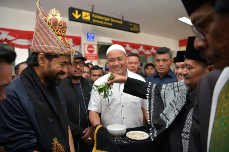 Gubernur Aceh, Muzakir Manaf atau yang akrab disapa Mualem, mendapat sambutan hangat dari masyarakat Aceh saat tiba kembali dari Jakarta di Bandara Sultan Iskandar Muda, Rabu (18/6/2025).Foto.lst