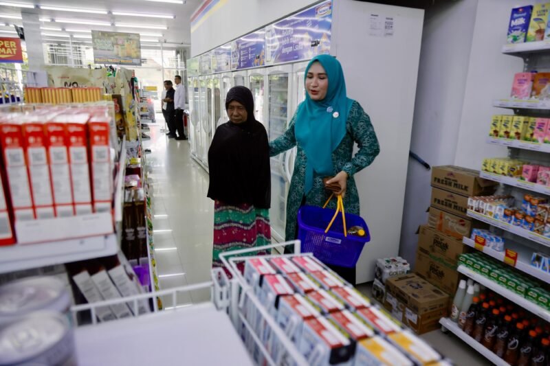 Suasana haru menyelimuti pertemuan antara Ketua Tim Penggerak PKK Aceh, Marlina Muzakir, dan Rusnah (60), seorang janda tua yang hidup sebatang kara di Gampong Uteun Pulo, Kecamatan Seunagan Timur, Kabupaten Nagan Raya. Air mata tak terbendung ketika Marlina secara tiba-tiba mengajak Rusnah berbelanja kebutuhan sehari-hari di sebuah gerai Indomaret terdekat, Rabu (18/6).dok.lst.