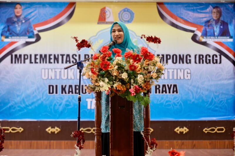Ketua Tim Penggerak PKK Aceh, Marlina Muzakir, memberi sambutan pada acara implementasi Rumah Gizi Gampong (RGG) yang digelar pada Rabu (18/6) di Pendopo Bupati Nagan Raya. Marlina mengajak seluruh elemen masyarakat untuk bersinergi dalam menyukseskan program RGG sebagai langkah nyata pencegahan dan penurunan angka stunting di Aceh.foto.lst