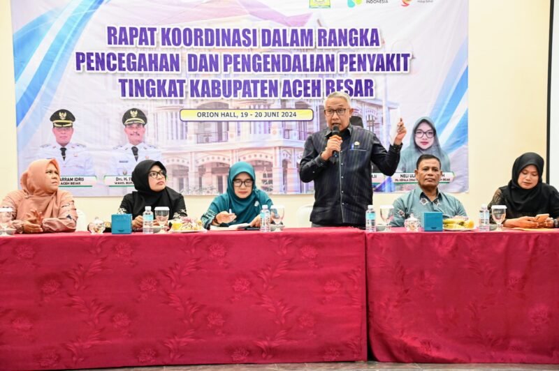 Asisten 1 Sekdakab Aceh Besar, Farhan AP memberi sambutan saat membuka Rakor P2P Dinkes Dalam Rangka Pecegahan dan Pengendalian Penyakit Tingkat Kabupaten Aceh Besar di Orion Gampong Garut, Kecamatan Ingin Jaya, Aceh Besar, Kamis (19/06/2025). FOTO/MC ACEH BESAR