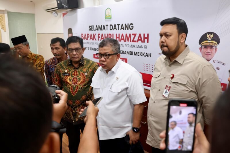Wakil Menteri Perumahan dan Kawasan Permukiman RI. Fahri Hamzah, menggelar rapat denhan Asisten Administrasi Umum Sekda Aceh, Drs. Muhammad Diwarsyah, M.Si, terkait isu data Backlog penghunian, evaluasi suplai perumahan MBR tahun 2025  oleh pengembangan, serta evaluasi perkembangan program FLPP dan BSPS di Wilayah Aceh, di Ruang Potda 1 Setda Aceh, Kamis,( 19/6/2025)foto,lst