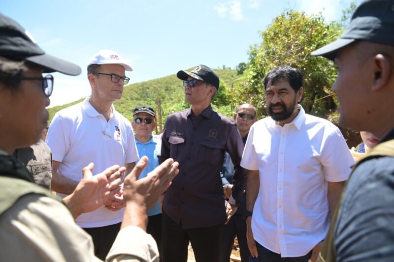 Gubernur Aceh Muzakir Manaf bersama Dubes Inggris untuk Indonesia  Dominic  Jeremy dan Anggota DPR RI T.A Khalid meninjau lokasi Inisiatif Konservasi Gajah Peusangan di lahan PT Tusam Hutani Lestari (THL), di Kampung Karang Ampar, Kecamatan Ketol, Kabupaten Aceh Tengah, Kamis, (19/6/2025).foto.lst