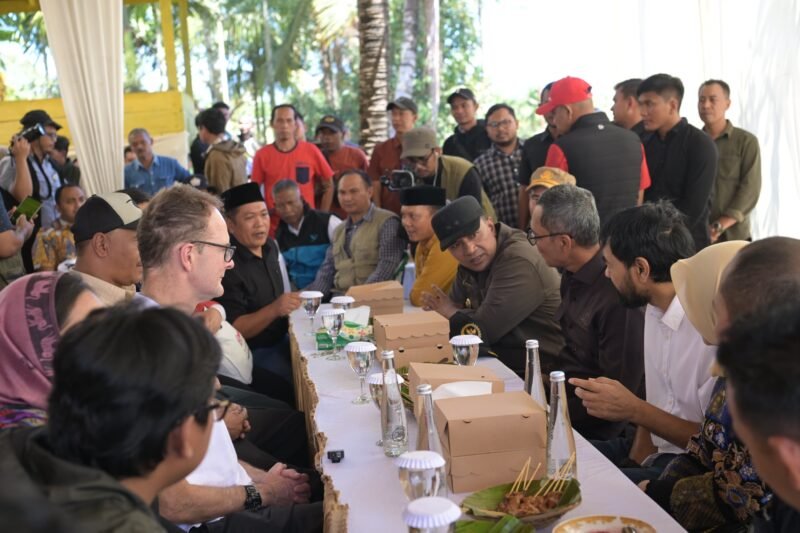 Gubernur Aceh Muzakir Manaf bersama Dubes Inggris untuk Indonesia  Dominic Jeremy dan Anggota DPR RI T.A Khalid meninjau lokasi Inisiatif Konservasi Gajah Peusangan di lahan PT Tusam Hutani Lestari (THL), di Kampung Karang Ampar, Kecamatan Ketol, Kabupaten Aceh Tengah, Kamis, (19/6/2025).foto.lst