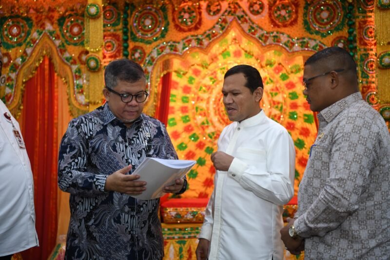 Wakil Gubernur Aceh, Fadhlullah SE menyerahkan Permohonan Pembangunan Rumah Bagi Para Kombatan GAM dari Pemerintah Aceh ke Kementrian Perumahan dan Kawasan Permukiman RI, di Aula Rumah Dinas Wakil Gubernur Aceh, jum’at, (20/06/2025.)foto.lst.