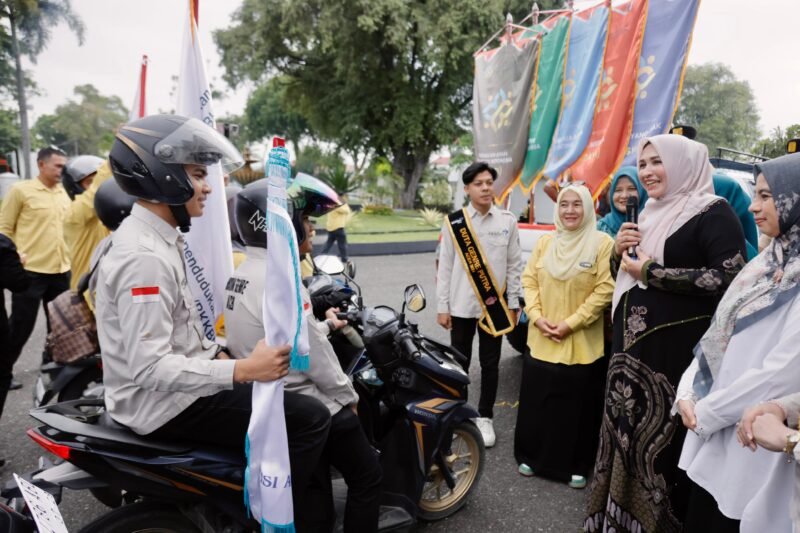Ketua TP-PKK Aceh Marlina Muzakir Melepaskan  kirap Hari Keluarga Nasional (Harganas) ke-32 tahun 2025, di depan Halaman Pendopo Gubernur Aceh, Jumat, (20/6/2025.)foto.lst