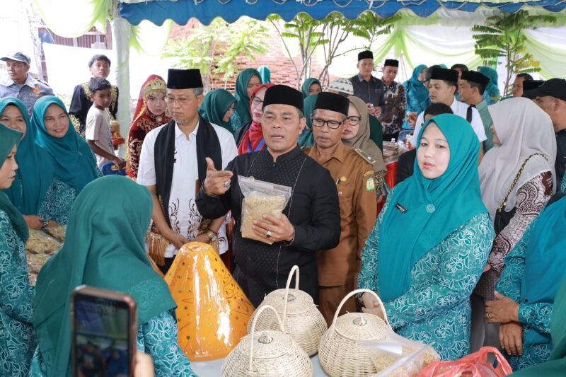 Bupati Aceh Besar H Muharram Idris (Syech Muharram) bersama Ketua TP PKK Kabupaten Aceh Besar Hj Rita Mayasari, mendampingi tim penilai lomba gampong saat peninjauan stand masyarakat di Beuradeun, Kecamatan Peukan Bada, Kabupaten Aceh Besar, Jumat (20/6/2025) pagi. FOTO/ PROKOPIM PEMKAB ACEH