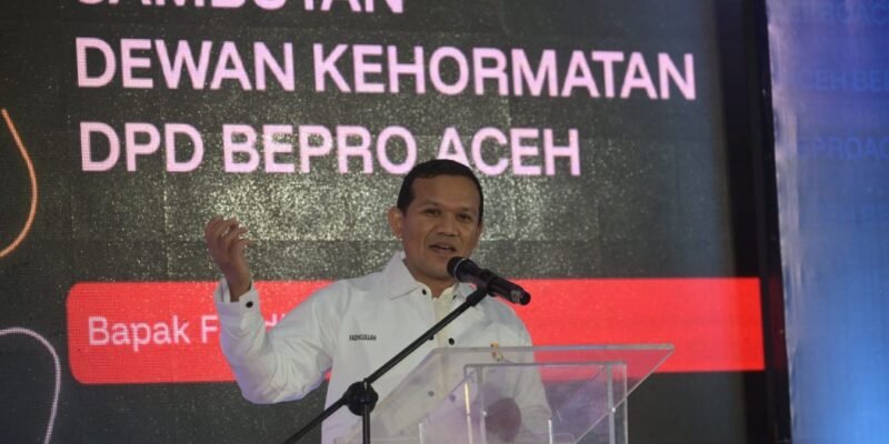 Wakil Gubernur Aceh, Fadhlullah, SE, saat memberikan sambutan pada acara pelantikan Beyond Profesional (Bepro) Aceh, di Ballroom The Pade Hotel, Aceh Besar, Jumat, (20/6/2025).foto.lst