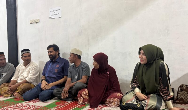 ACEH UTARA-- Gubernur Aceh Muzakir Manaf didampingi Anggota DPR Aceh Salmawati bertakziah ke rumah almarhum ayah mertua Imran Pasee Alm. Tgk H.Nuruddin Bin Tgk H.Hasan (Ayah Haji Keutapang-Nisam) pada malam ketujuh, di Desa Keutapang, Kecamatan Nisam, Kabupaten Aceh Utara, pada Jumat, 20/6/2025 malam.Foto.lst