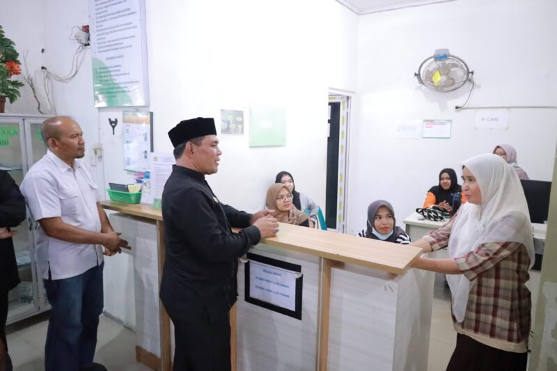Bupati Aceh Besar H Muharram Idris berdialog dengan pegawai Puskesmas Lhoong, Jumat (20/06/2025).
FOTO/ PROKOPIM PWLEMKAB ACEH BESAR