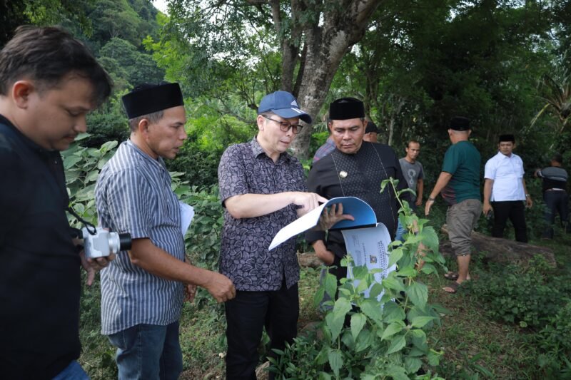 Bupati Aceh Besar H. Muharram Idris (Syech Muharram) bersama Ir. Syahrial Amanullah, ST dan Tim Commando Independen Kecamatan Lhoong meninjau lokasi Bendungan dan Irigasi di kecamatan Lhoong Aceh Besar, Jumat, (20/06/2025).
FOTO/MC ACEH BESAR